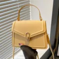 Sac bandoulière femme jaune petit sac carré, design minimaliste élégant pour un usage quotidien. - Jaune