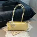 Borsa a spalla gialla elegante da donna, borsa sottobraccio chic con fiocco di perle. - con portachiavi / Giallo