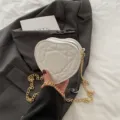 Witte hartvormige gewatteerde schoudertas met gouden ketting, stijlvolle mini damestas. - Wit