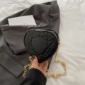 Trendy vintage hartvormige gewatteerde ketting schoudertas voor dames, stijlvolle mini tas. - Zwart