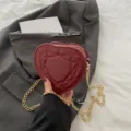 Chique gewatteerde hartvormige schoudertas met gouden ketting, stijlvolle mini damestas. - Rood