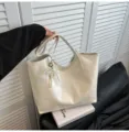 Λευκή μινιμαλιστική μεγάλη τσάντα tote bag με μενταγιόν φιόγκο πέρλας, κομψή casual τσάντα ώμου. - Με Στολίδι / Λευκό