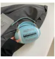 Bonito bolso de hombro con forma de rugby en azul claro con rayas blancas y letras. - Azul