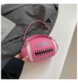 Bonito bolso cruzado rosa en forma de balón de rugby con rayas de contraste y estampado de letras. - Rosa rojo
