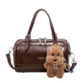 Vintage Ölwachs Leder Kissen Umhängetasche für Damen mit süßem Plüsch Hund Anhänger - Tasche mit Anhänger / Kaffee