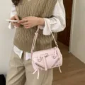 Rosa Lackleder Zylinder Schultertasche mit Reißverschlüssen, Schnallen und Quasten für den Alltag. - Rosa