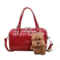 Vintage rote Ölwachs Leder Kissentasche mit süßem Plüsch Hund Anhänger für Damen Mode. - Tasche mit Anhänger / Rot