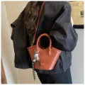 Vintage braune Lederhandtasche für Damen, minimalistische Umhängetasche mit Anhänger. - Mit Anhänger / Braun