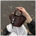 Vintage dunkelbraune Leder Handtasche für Damen, schicke Henkeltasche mit Anhänger. - Mit Anhänger / Kaffee