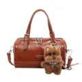Retro braune Oelwachs Leder Kissen Handtasche mit suessem flauschigen Hundeschluesselanhänger. - Tasche mit Anhänger / Braun