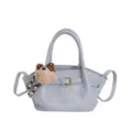 Hellblaue Leder Umhängetasche Tote Bag mit süßem Plüsch Bären Anhänger und schicker Schnalle. - Nur Einzelbeutel / Blau