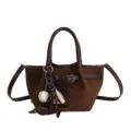 Vintage braune Leder Handtasche mit Henkeln, Schultergurt und süßen Baseball Anhängern. - Mit Anhänger / Braun