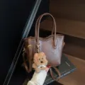 Retro braune PU Leder Eimer Tasche mit süßem Plüsch Bär Anhänger, elegante Schultertasche. - Nur Einzelbeutel / Kaffee