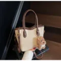 Retro zweifarbige Eimertasche mit niedlichem Plüschbären, modische Umhänge- und Handtasche. - Nur Einzelbeutel / Gebrochenes Weiß