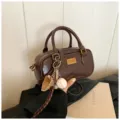Dunkelbraune glänzende Boston Tasche für Damen, lässige Handtasche mit Baseball Anhängern. - Nur Einzelbeutel / Kaffee