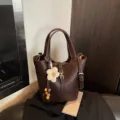 Retro braune Leder Eimer Tasche für Damen, schicke Pendler Handtasche mit Blume Anhänger. - Tasche mit Anhänger / Kaffeebraun