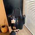 Schwarze Leder Eimer Tasche Damen 2026 neue Mode Pendler Umhängetasche mit Blumenanhänger - Tasche mit Anhänger / Schwarz