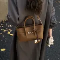 Braune Leder Schultertasche Damen Shopper Umhängetasche mit Schloss und Anhänger. - Nur Einzelbeutel / Braun