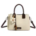 Retro schicke Damen Schultertasche Frühlingsmode lässige Handtasche Eimerform mit Blumenanhänger - Weiß