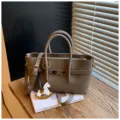 Graue Handtasche Umhängetasche, stilvolle PU Leder Tasche mit Pferd Anhänger und Riemen. - Nur Einzelbeutel / Grau