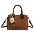 Retro braune Damen Schulter Umhängetasche Eimer Tasche mit süßem Blumen Anhänger und Henkel. - Braun