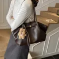 Einfarbige französische lässige PU-Leder Schultertasche für Damen mit süßem Bärenanhänger. - Mit Anhänger / Kaffeebraun