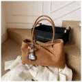 Braune Wildleder-Tragetasche, stilvolle Pendler-Umhängetasche mit feinem Anhänger. - Tasche mit Anhänger / Braun