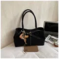 Schwarze Wildleder Shopper Tasche für Damen, stylische Umhängetasche mit Kontrastnähten. - Tasche mit Anhänger / Schwarz