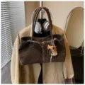 Dunkelbraune Wildleder Tote Bag für Damen, stilvolle Schultertasche für den Büroalltag. - Tasche mit Anhänger / Kaffee