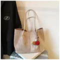 Detailansicht der Vintage-Veloursleder-Tasche, große Kapazität Umhängetasche mit Anhänger. - Tasche mit Anhänger / Khaki