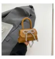 Mini bolso cruzado, bolso de mano de cuero sintético marrón caramelo con lazo de diamantes. - Marrón
