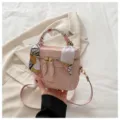 Vista detallada del bolso rosa con asa de fular de seda estampada elegante y textura fina. - Con Ornamento / Rosa