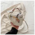 Elegante bolso neceser blanco con asa de pañuelo y correa para mujer, diseño moderno. - Con Ornamento / Blanco