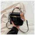 Elegante bolso tipo cubo negro con pañuelo de seda colorido, diseño moderno para mujeres. - Negro