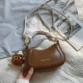 Sac bandoulière marron stylé avec lanière nouée et joli charm en peluche pour femmes - Marron avec Pendentif