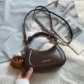 Sac à bandoulière marron minimaliste pour femme, élégant sac avec charm en peluche. - Marron avec Pendentif