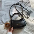 Sac à main bandoulière noir style coréen chic minimaliste avec pendentif élégant tendance. - Noir Avec Pendentif