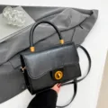 Bolso de mano negro de cuero PU bandolera cuadrada con cerradura dorada para mujer uso diario. - Con Colgante / Negro