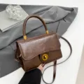 Retro marron mujer bolso de mano bandolera elegante cuero PU pequeno bolso cuadrado casual - Con Colgante / Marrón
