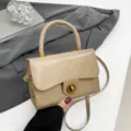 Elegante bolso de mano caqui para mujer, bolso cruzado de moda con asa y cierre metálico. - Con Colgante / Caqui
