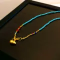 Collier de style chinois avec perles turquoise, intercalaires dorés et pendentif gourde. - Collier Gourde Bleu Or (10#)