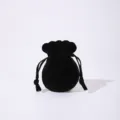 Petit pochon premium en velours noir avec cordon pour bagues et boucles d'oreilles - Noir