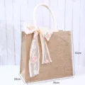 Große Jute-Tragetasche mit floraler Spitzen-Schleife und Maßen 36x32x19cm - Spitzenstickerei Schleife Dekor Stil / A4 Horizontal (36x32x19cm) / Naturfarben