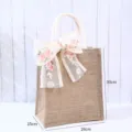Umweltfreundliche Jute-Einkaufstasche mit eleganter Spitze-Schleife, 26x15x30cm. - Spitzenstickerei Schleife Dekor Stil / A5 Vertikal (26x30x15cm) / Naturfarben