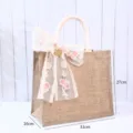 Natürliche Jute-Einkaufstasche mit dekorativer Spitzen-Blumenschleife und Maßen - Xi-Symbol Anhänger Mit Spitze Schleife / B5 Horizontal (31x27x16cm) / Naturfarben