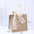 Natürliche Jute-Tragetasche mit floraler Schleife und Maßangaben in Zentimetern - Xi-Baumwolle Leinen Mittel (Inklusive Xi-Zeichen + Seidentuch) / 26x18x26cm