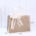 Umweltfreundliche Jute-Tragetasche mit eleganter rosa floraler Spitzen-Schleife - Xi-Baumwolle Leinen Groß (Inklusive Xi-Zeichen + Seidentuch) / 33x12x24cm