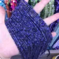 Dunkelblaue quadratische Kristallperlen in der Hand - 64-Blaues Adergestein (Natürlich)