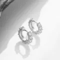 Dettaglio ravvicinato di eleganti orecchini a cerchio in argento con zirconi lucidi - Zirconia Bianca Argentata / 0.0