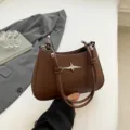 Elegante bolso de hombro marrón para mujer con decoración de estrella de metal para uso diario. - Marrón